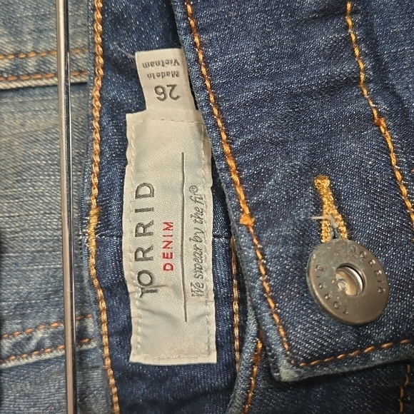 Torrid We Swear By The Fit Ripped Denim Cutoff Shorts Size 26 NWT - Picture 7 of 7